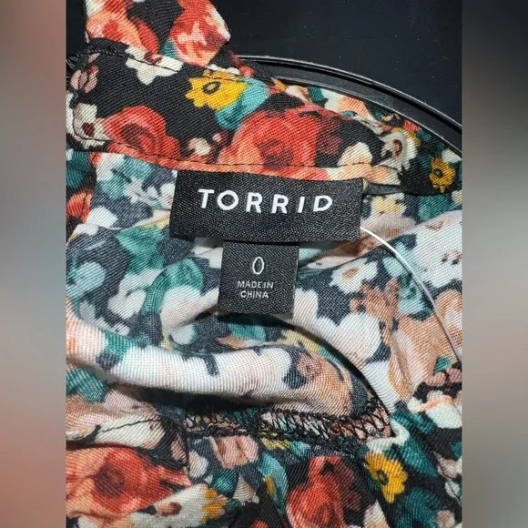 NWT Torrid ditsy floral sleeveless top. Size 0. - Picture 4 of 7